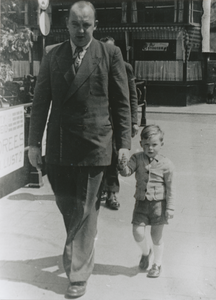 876457 Portret van Johannes Hendrikus ('Joop') de Winter met zoontje Ries op de Viebrug te Utrecht, gefotografeerd door ...